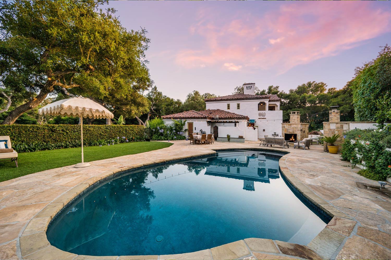 pisisna en patio trasero de una casa