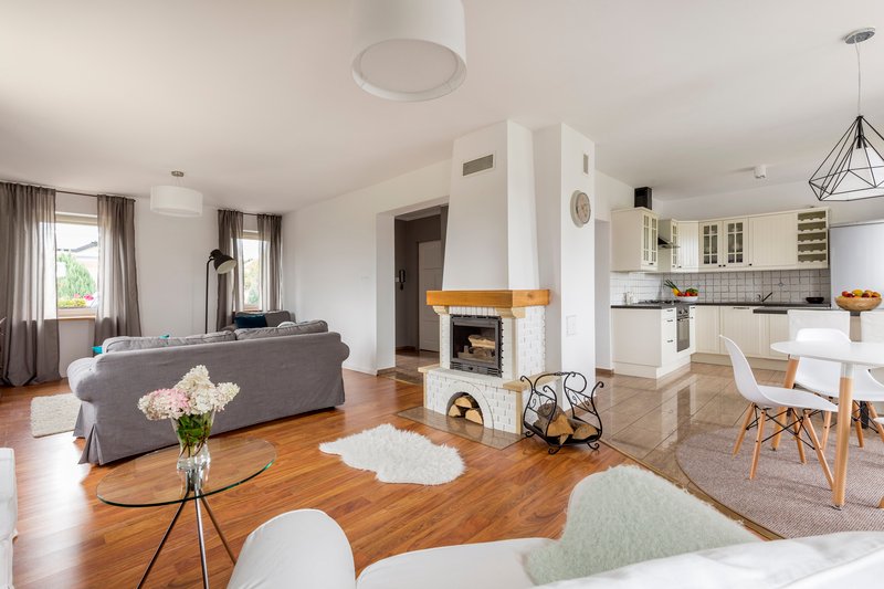 piso dentro de la sala en una casa